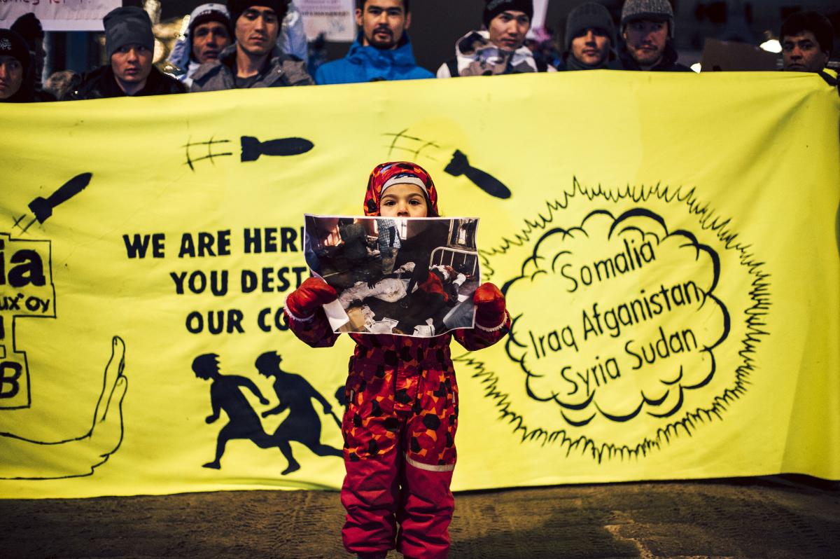 Lapsi osallistui turvapaikanhakijoita puolustavaan mielenosoitukseen Tampereella 14. joulukuuta 2016.